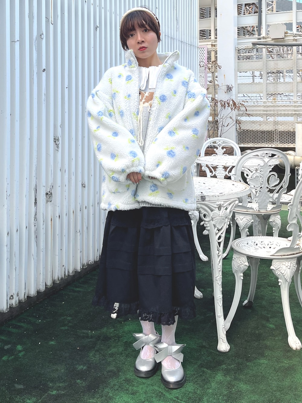 ブラック系のショルダーバッグ、ブルー系のニット/セーター、ホワイト系のシャツ/ブラウスを着用したレディースの冬コーディネートの4枚目の写真