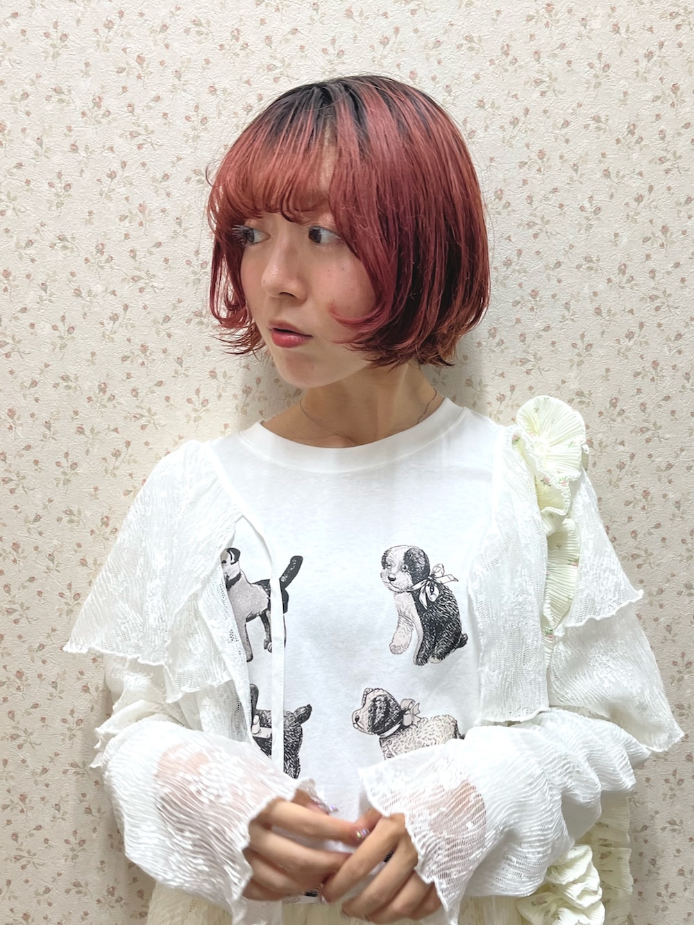 ホワイト系のTシャツ/カットソー、ホワイト系のシャツ/ブラウス、ホワイト系のその他パンツを着用したレディースの夏コーディネートの5枚目の写真