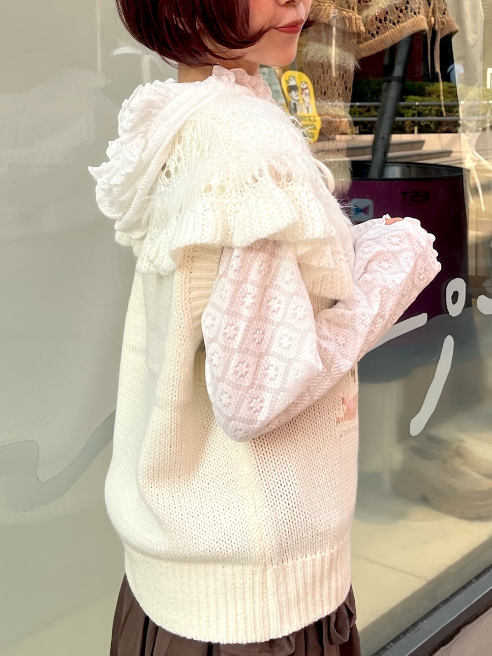 ホワイト系のベスト、ホワイト系のTシャツ/カットソー、ブラウン系のスカートを着用したレディースの秋コーディネートの7枚目の写真