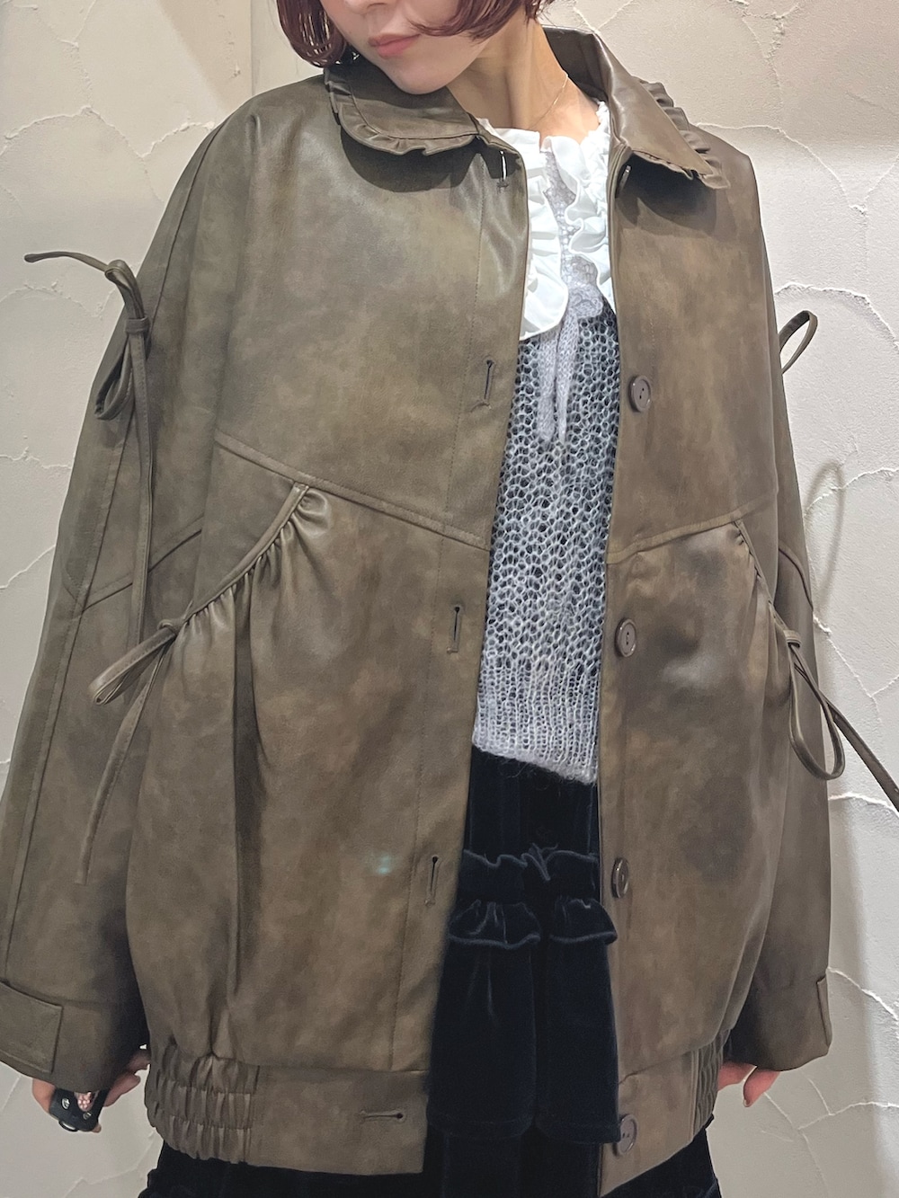 ブラウン系のブルゾン、ホワイト系のシャツ/ブラウス、ホワイト系のその他パンツを着用したレディースの秋コーディネートの6枚目の写真