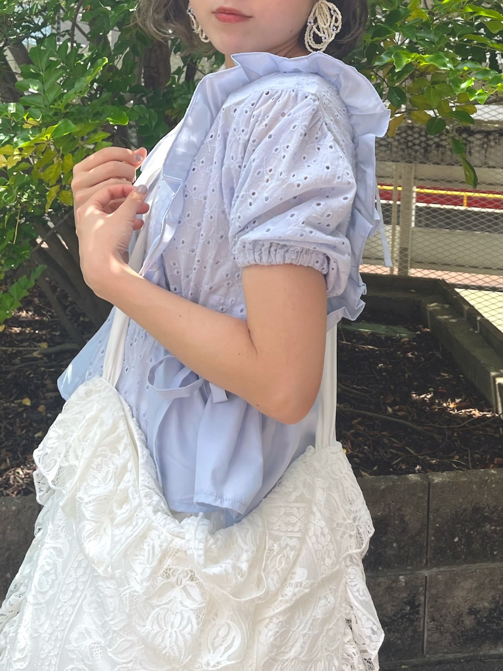 ブルー系のシャツ/ブラウス、ホワイト系のチノパンツ、ホワイト系のスニーカーを着用したレディースの夏コーディネートの7枚目の写真