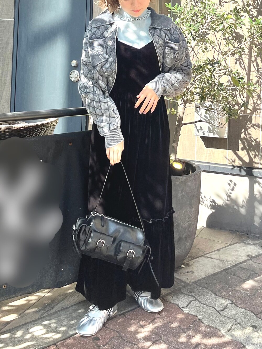 ブラック系のワンピース、グレー系のカーディガン/ボレロ、ブルー系のニット/セーターを着用したレディースの秋コーディネートの4枚目の写真