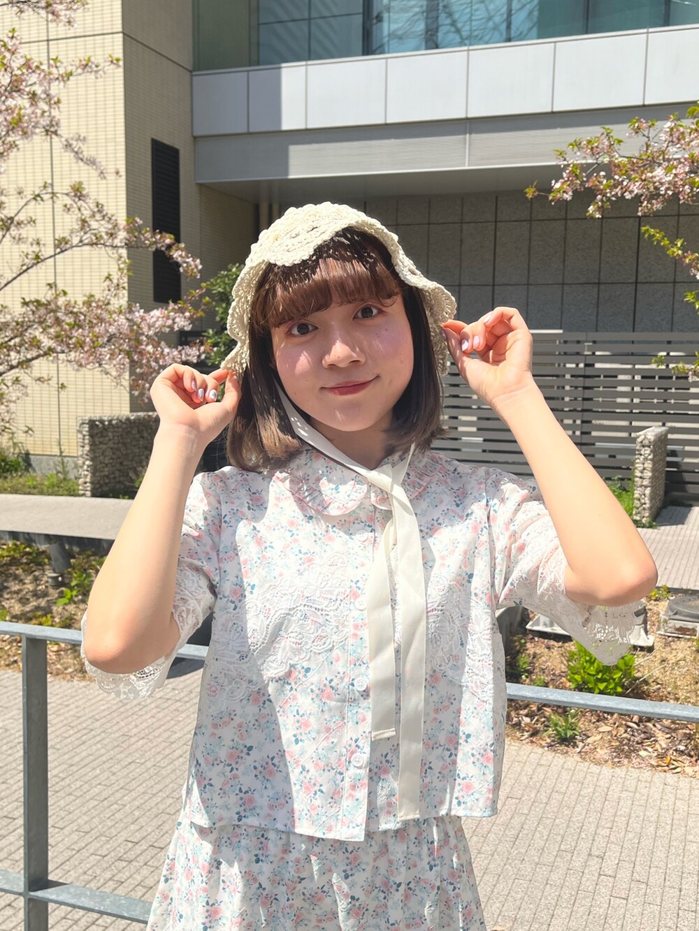 ピンク系のスカート、ピンク系のシャツ/ブラウス、ブルー系のサンダルを着用したレディースの春コーディネートの5枚目の写真