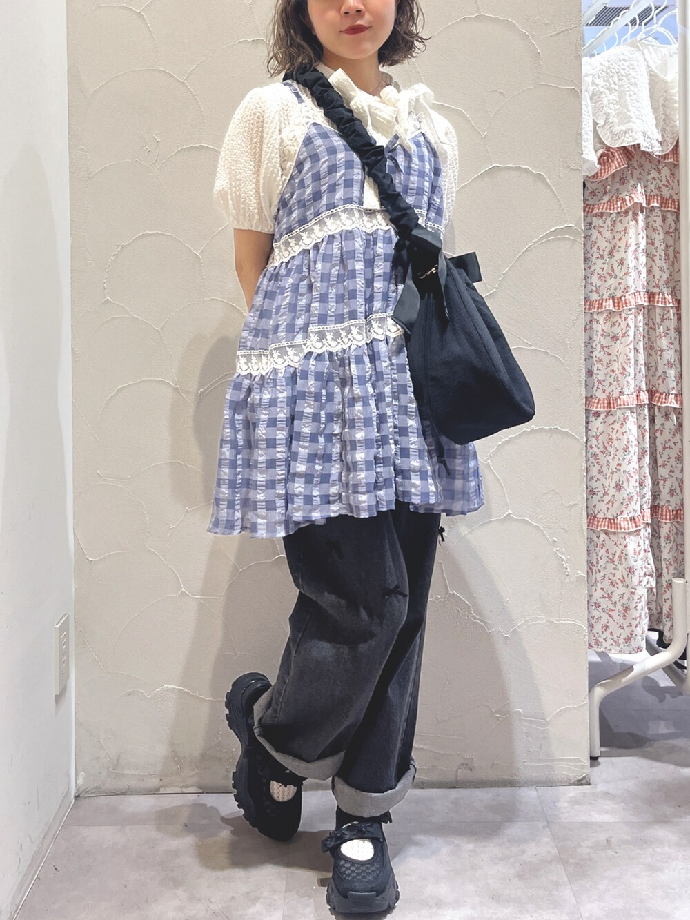 ホワイト系のシャツ/ブラウス、ブルー系のキャミソール、ブラック系のショルダーバッグを着用したレディースの夏コーディネートの2枚目の写真