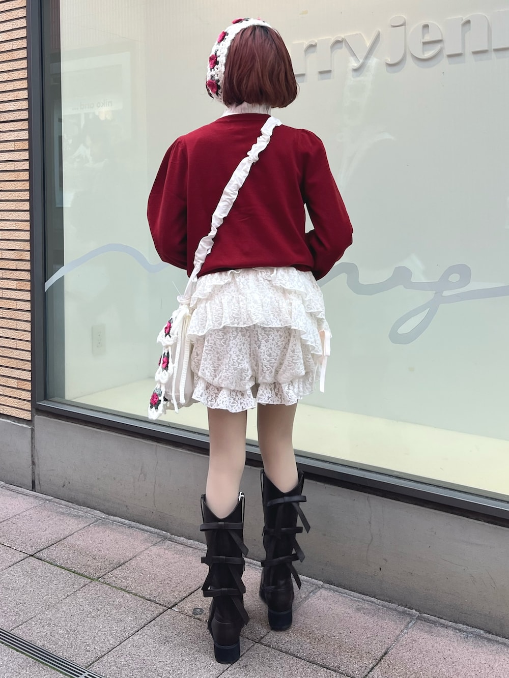 レッド系のカーディガン/ボレロ、ホワイト系のショルダーバッグ、ホワイト系のシャツ/ブラウスを着用したレディースの秋コーディネートの4枚目の写真