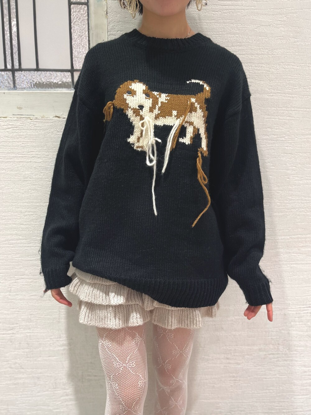 ブラック系のニット/セーター、ブラック系のブルゾン、ベージュ系のスウェットパンツを着用したレディースの秋コーディネートの8枚目の写真