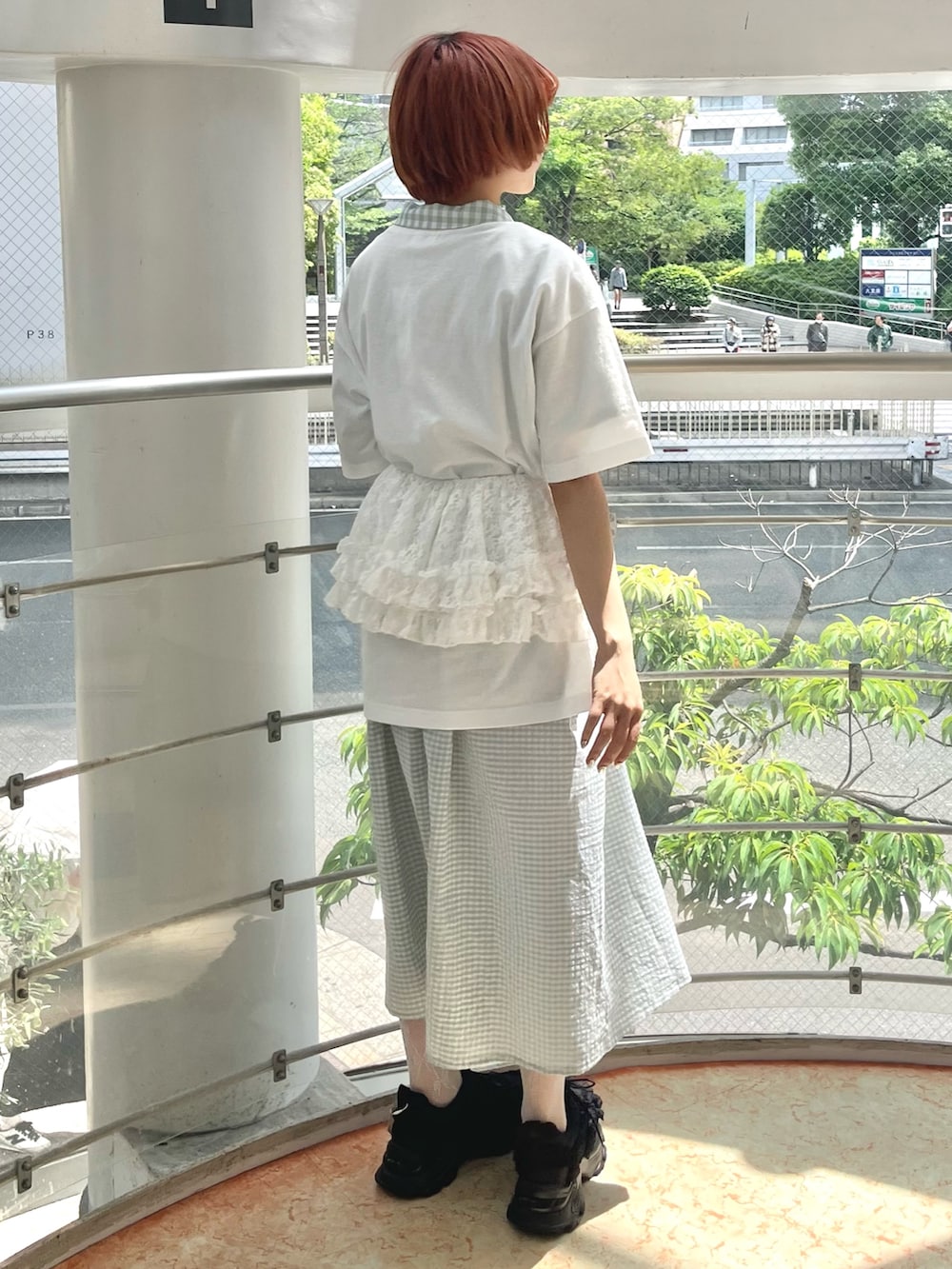 ホワイト系のTシャツ/カットソー、グリーン系のワンピース、ブラック系のスニーカーを着用したレディースの夏コーディネートの4枚目の写真