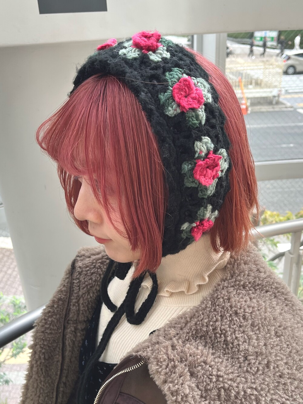 ブラウン系のムートンコート、ホワイト系のニット/セーター、その他のワンピースを着用したレディースの秋コーディネートの7枚目の写真