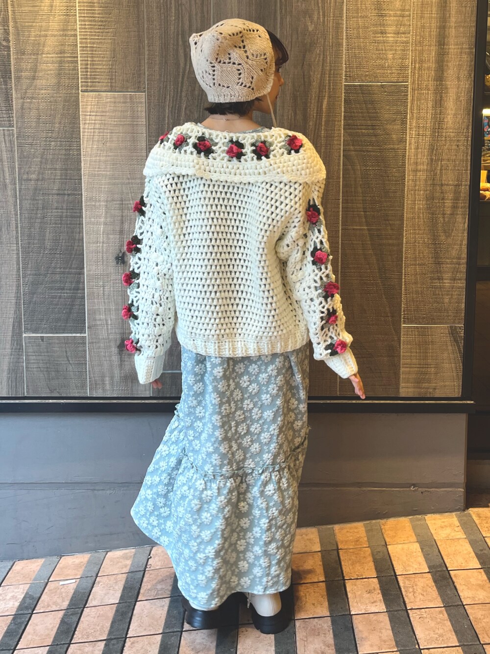 グリーン系のワンピース、ホワイト系のカーディガン/ボレロ、ホワイト系のブーツを着用したレディースの秋コーディネートの4枚目の写真