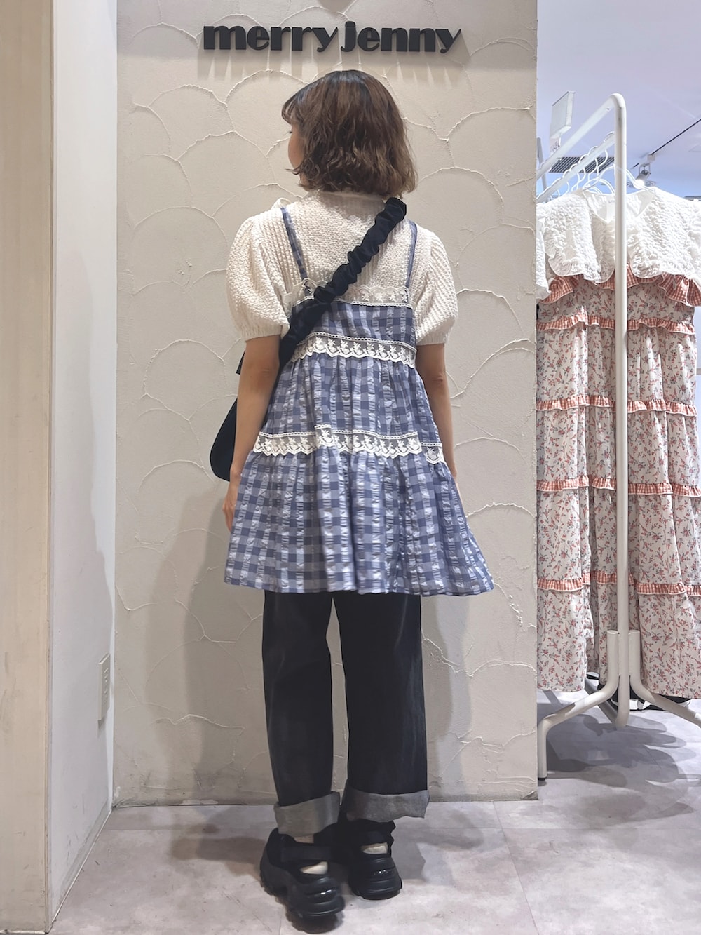 ホワイト系のシャツ/ブラウス、ブルー系のキャミソール、ブラック系のショルダーバッグを着用したレディースの夏コーディネートの3枚目の写真