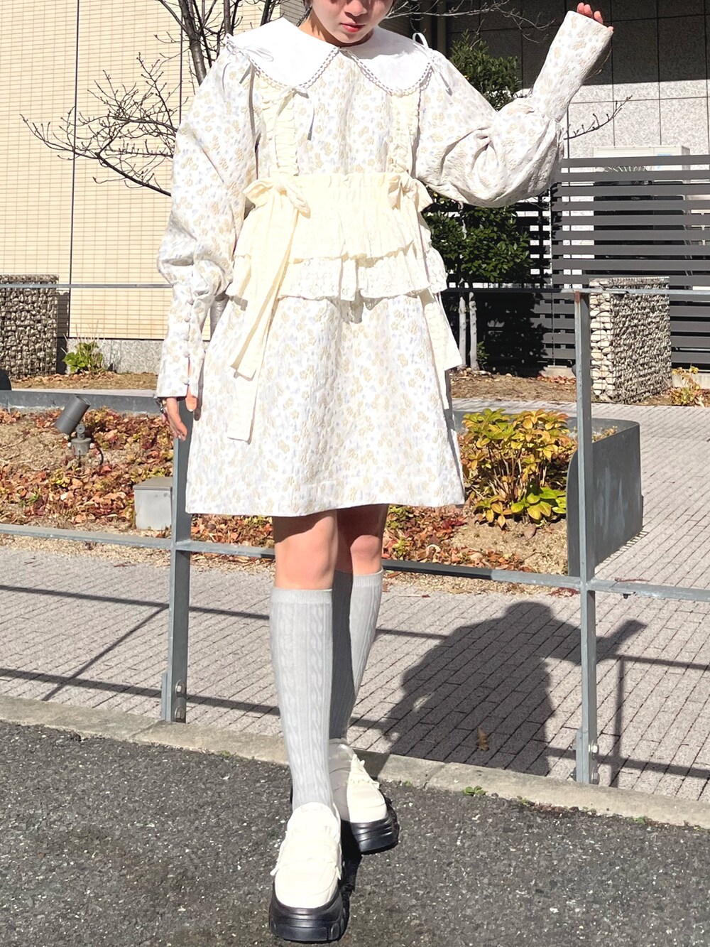 ホワイト系のキャミソール、ホワイト系のローファー、ホワイト系のワンピースを着用したレディースの冬コーディネートの2枚目の写真