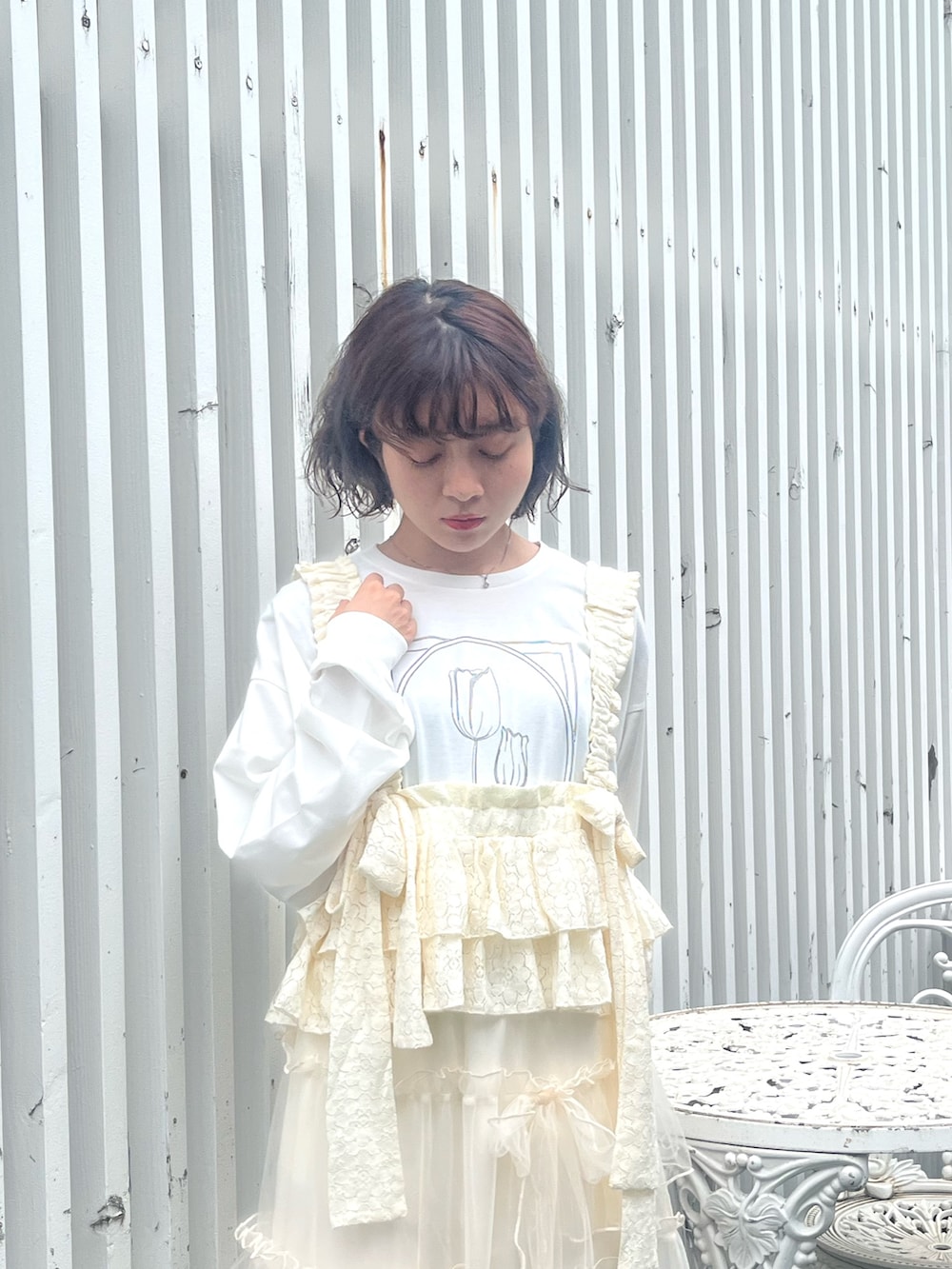 ホワイト系のスカート、ホワイト系のTシャツ/カットソー、ホワイト系のキャミソールを着用したレディースの夏コーディネートの4枚目の写真