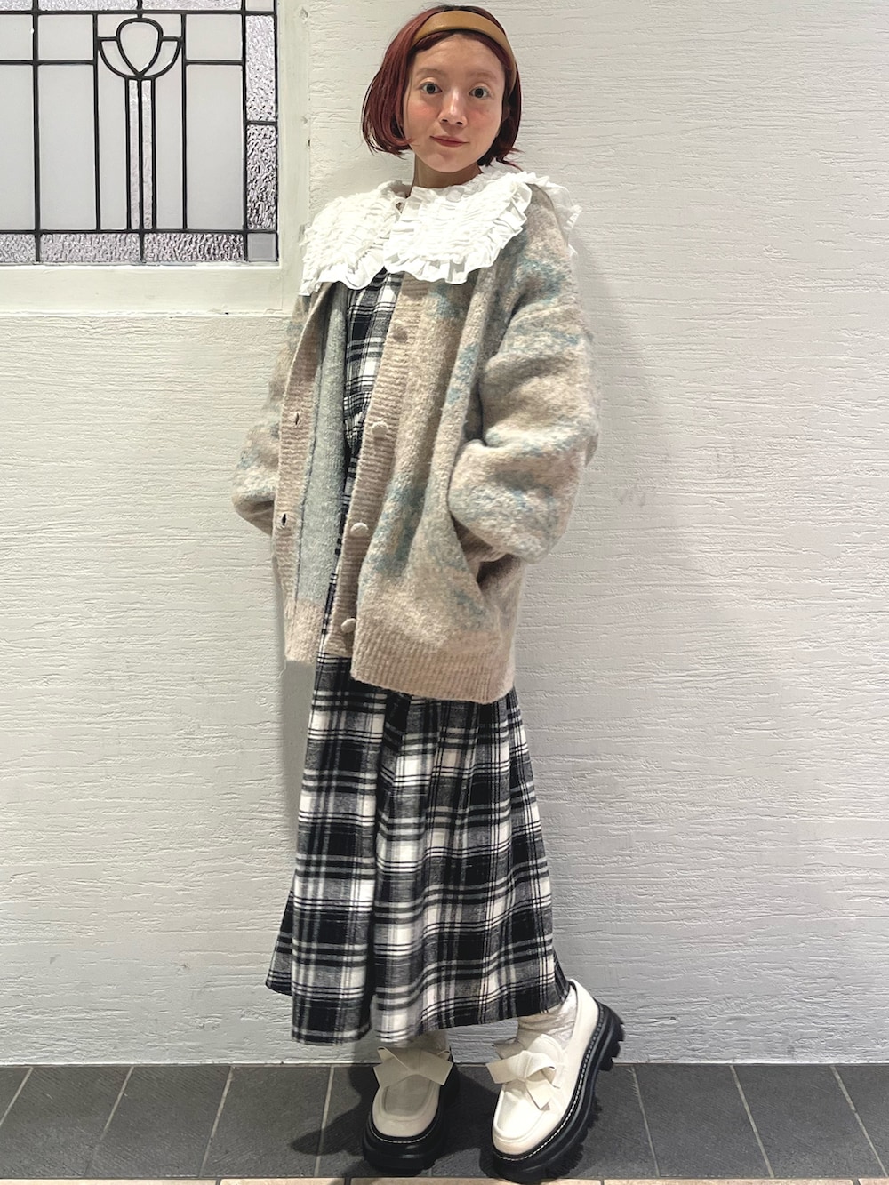 ホワイト系のシャツ/ブラウス、その他のワンピース、ベージュ系のカーディガン/ボレロを着用したレディースの秋コーディネートの2枚目の写真