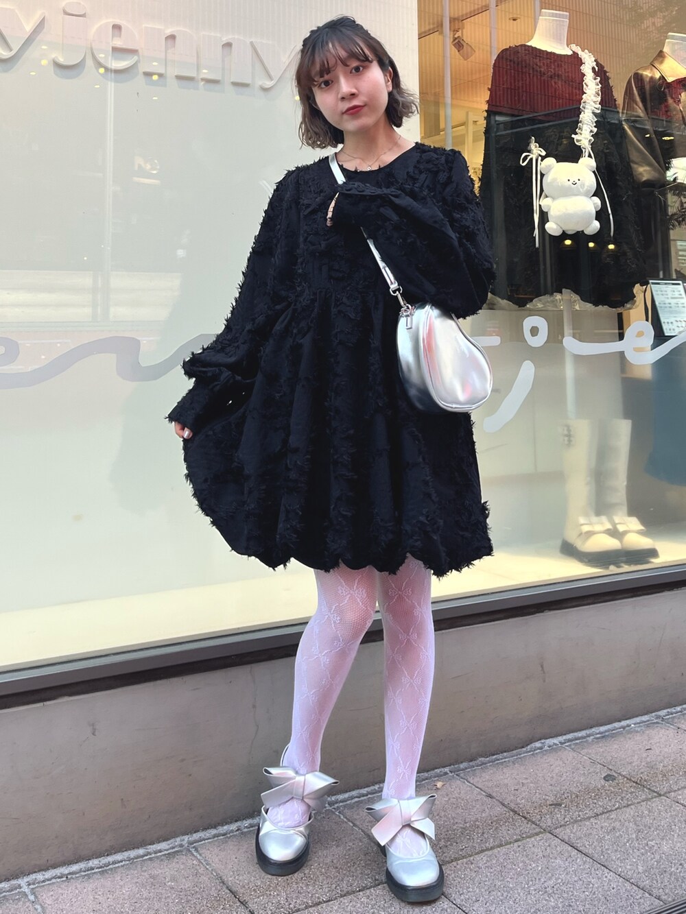 シルバー系のバレエシューズ、ブラック系のワンピース、シルバー系のショルダーバッグを着用したレディースの秋コーディネートの2枚目の写真