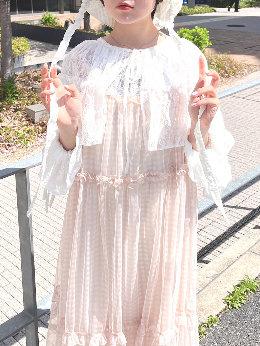 ベージュ系のワンピース、ホワイト系のカーディガン/ボレロ、ホワイト系のTシャツ/カットソーを着用したレディースの春コーディネートの5枚目の写真