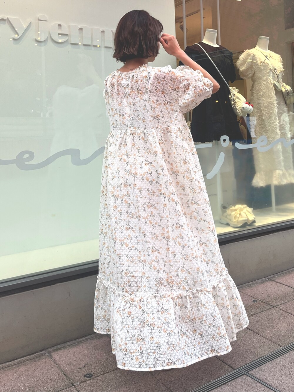 イエロー系のワンピース、ゴールド系のバレエシューズを着用したレディースの夏コーディネートの2枚目の写真