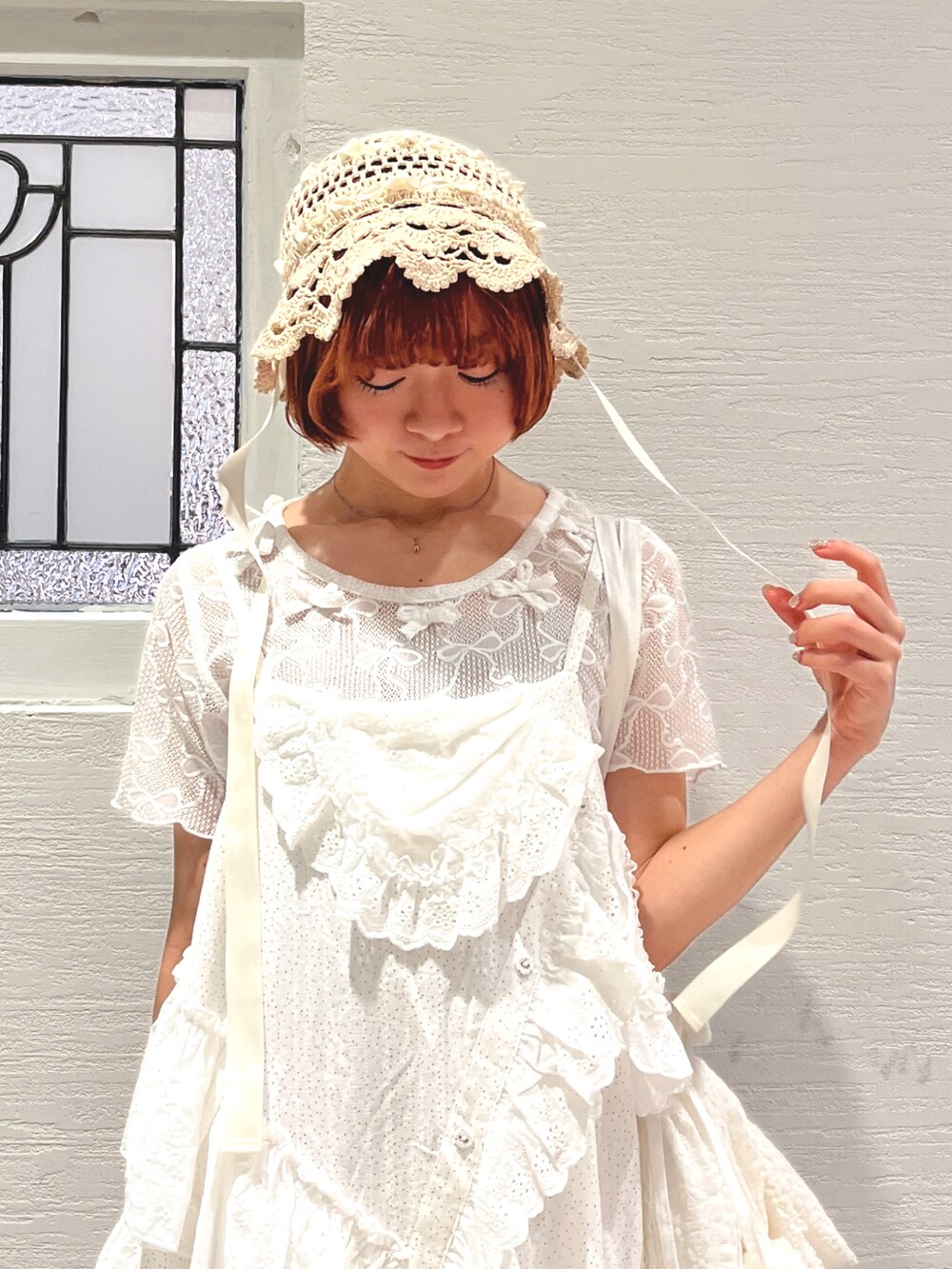 ホワイト系のワンピース、ホワイト系のTシャツ/カットソー、ホワイト系のトートバッグを着用したレディースの夏コーディネートの5枚目の写真