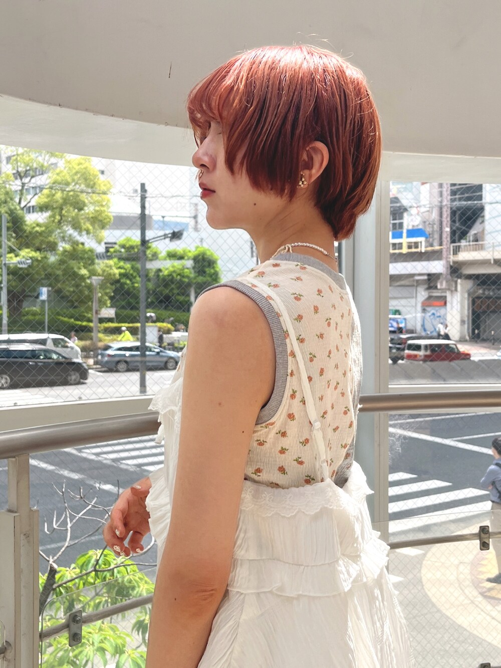 ホワイト系のワンピース、グレー系のタンクトップ、ホワイト系のスニーカーを着用したレディースの春コーディネートの7枚目の写真