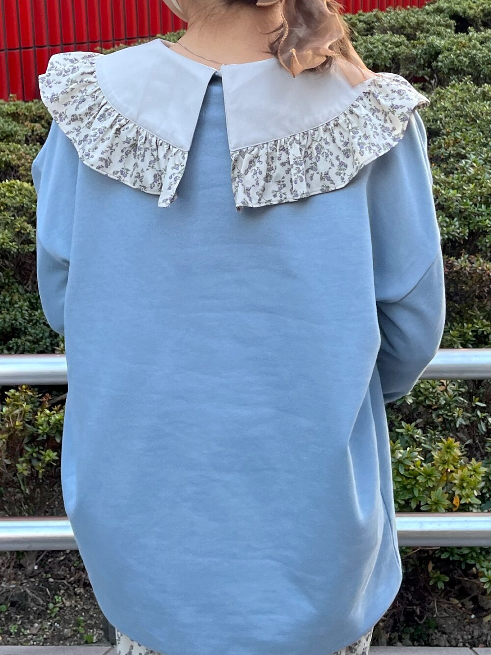 ブルー系のスウェット、ブルー系のワンピース、ホワイト系のスニーカーを着用したレディースの冬コーディネートの6枚目の写真