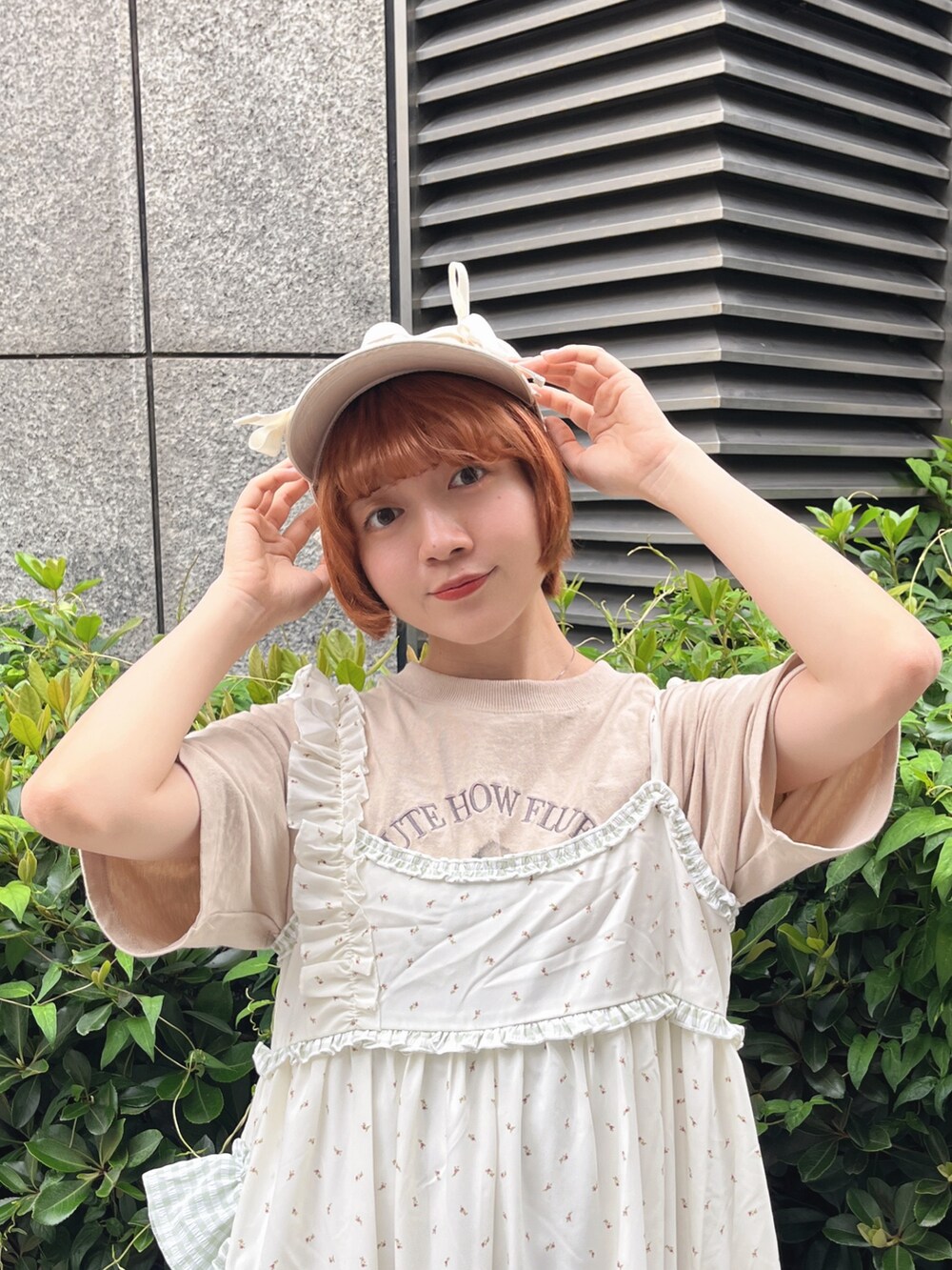 ベージュ系のTシャツ/カットソー、ベージュ系のサンダル、グリーン系のワンピースを着用したレディースの夏コーディネートの5枚目の写真