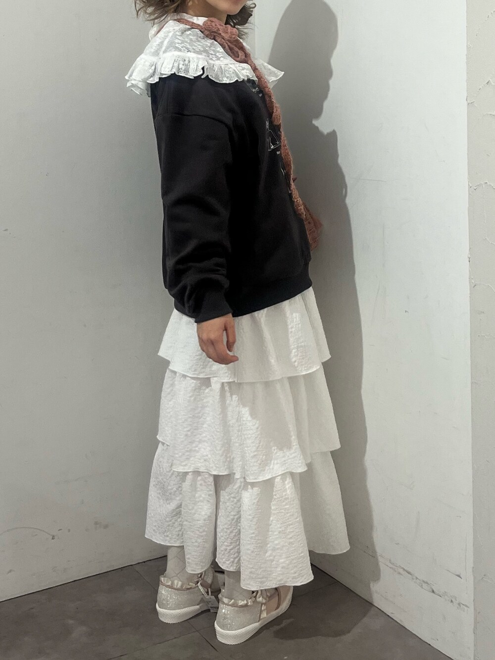 ホワイト系のシャツ/ブラウス、グレー系のスウェット、ピンク系のハンドバッグを着用したレディースの冬コーディネートの4枚目の写真