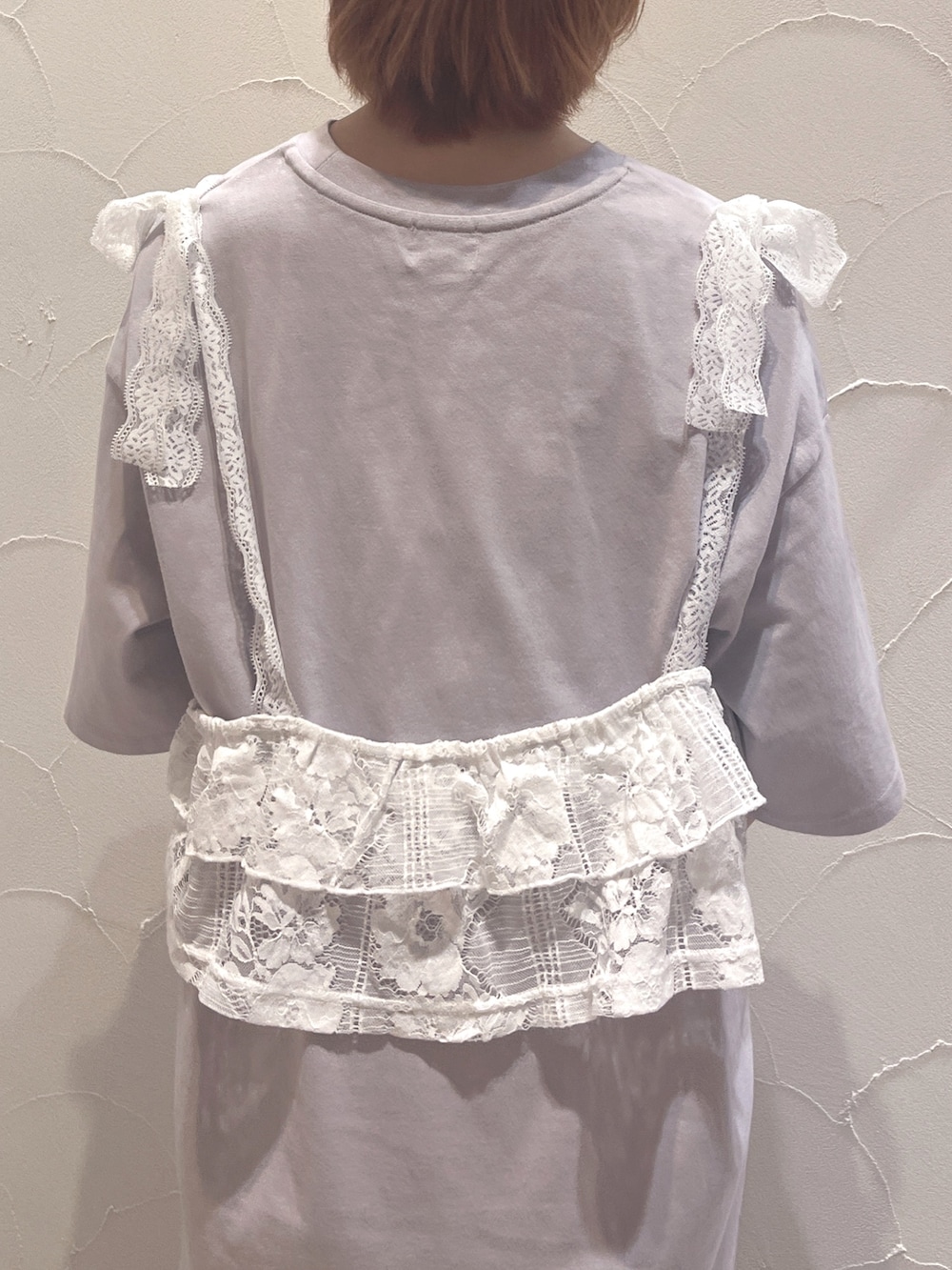 ホワイト系のショルダーバッグ、ホワイト系のキャミソール、パープル系のTシャツ/カットソーを着用したレディースの夏コーディネートの7枚目の写真