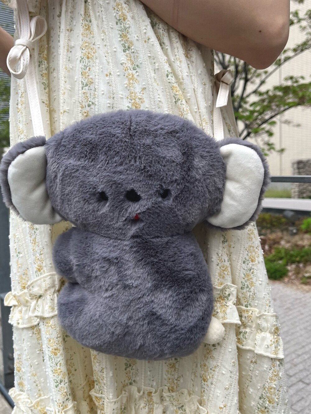 イエロー系のワンピース、ホワイト系のTシャツ/カットソー、グレー系のショルダーバッグを着用したレディースの春コーディネートの8枚目の写真