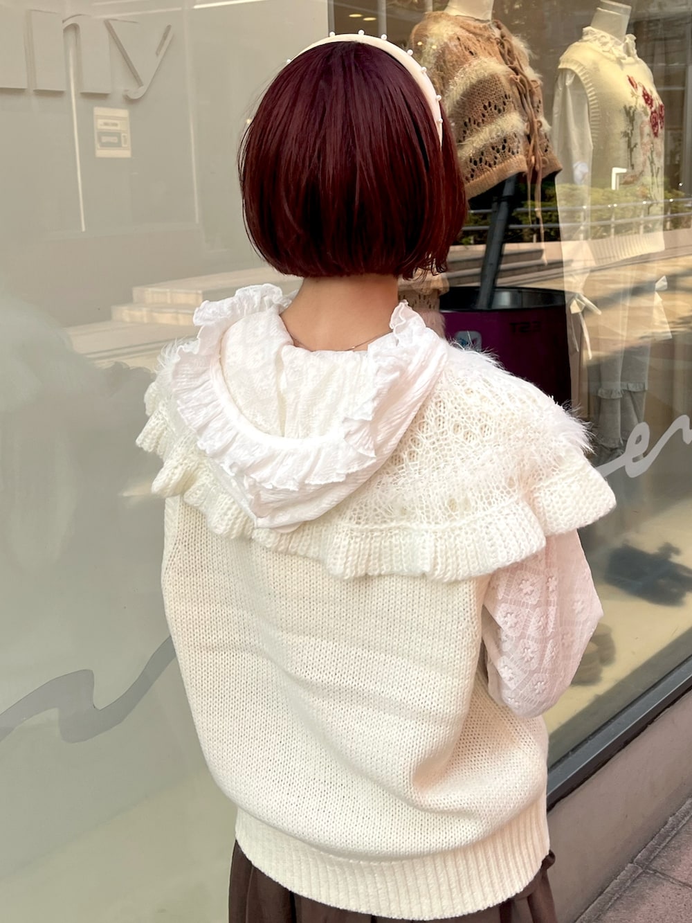 ホワイト系のベスト、ホワイト系のTシャツ/カットソー、ブラウン系のスカートを着用したレディースの秋コーディネートの8枚目の写真