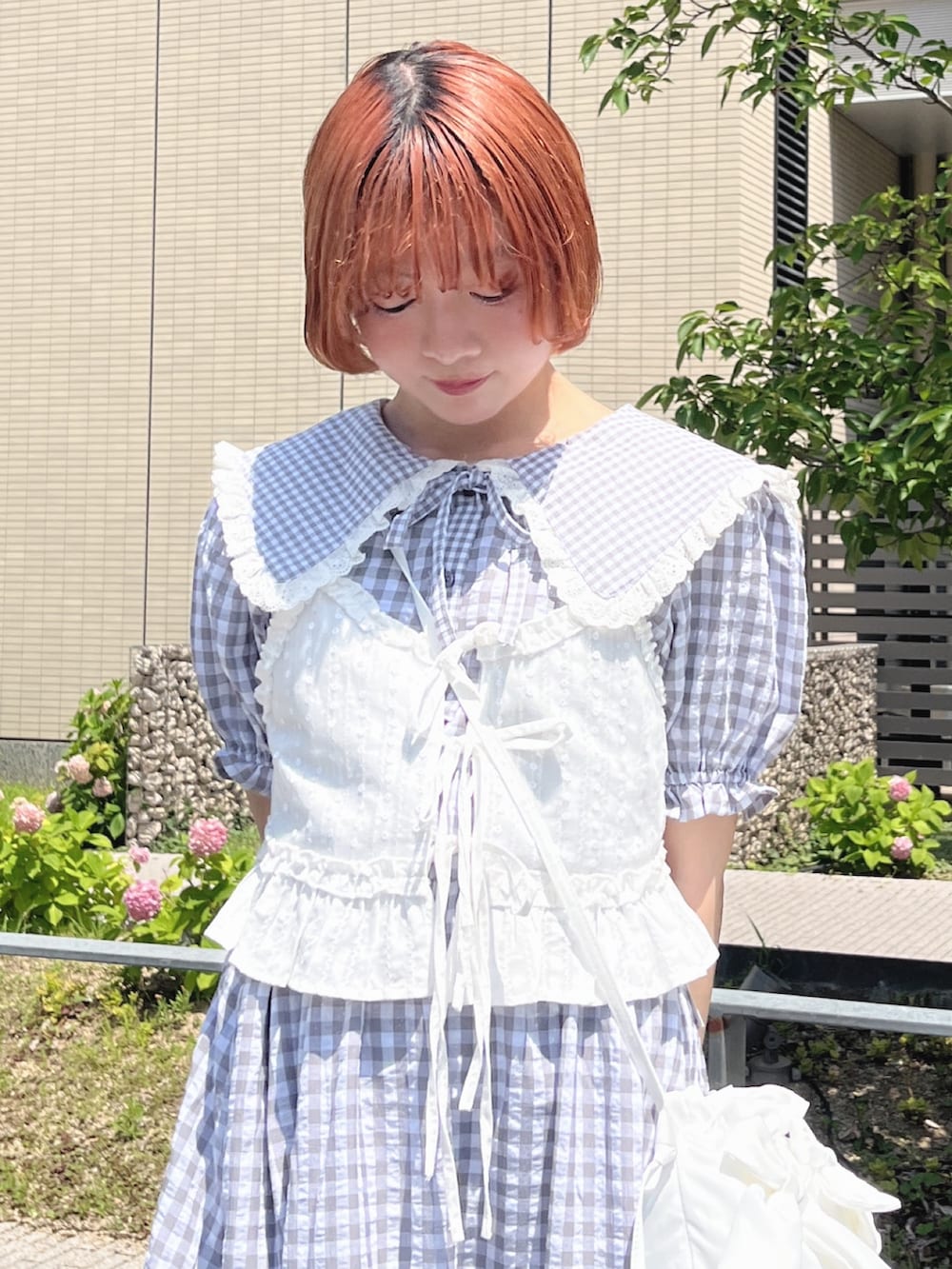 ホワイト系のシャツ/ブラウス、グレー系のシャツ/ブラウス、ホワイト系のサンダルを着用したレディースの夏コーディネートの4枚目の写真