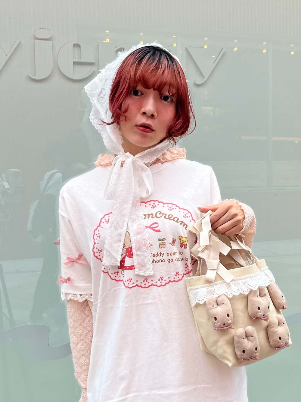 ホワイト系のスカート、ホワイト系のハンドバッグ、ホワイト系のTシャツ/カットソーを着用したレディースの夏コーディネートの9枚目の写真