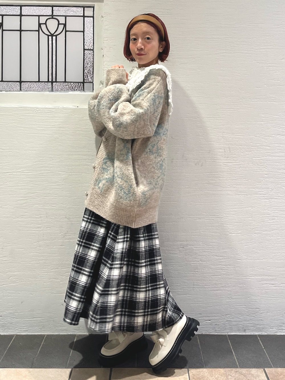 ホワイト系のシャツ/ブラウス、その他のワンピース、ベージュ系のカーディガン/ボレロを着用したレディースの秋コーディネートの3枚目の写真