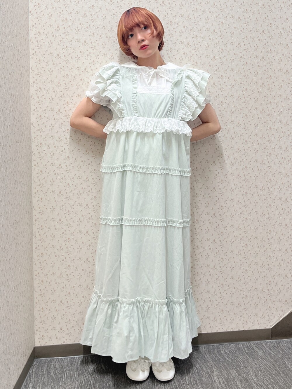 グリーン系のワンピース、ホワイト系のシャツ/ブラウス、ホワイト系のスニーカーを着用したレディースの夏コーディネートの2枚目の写真