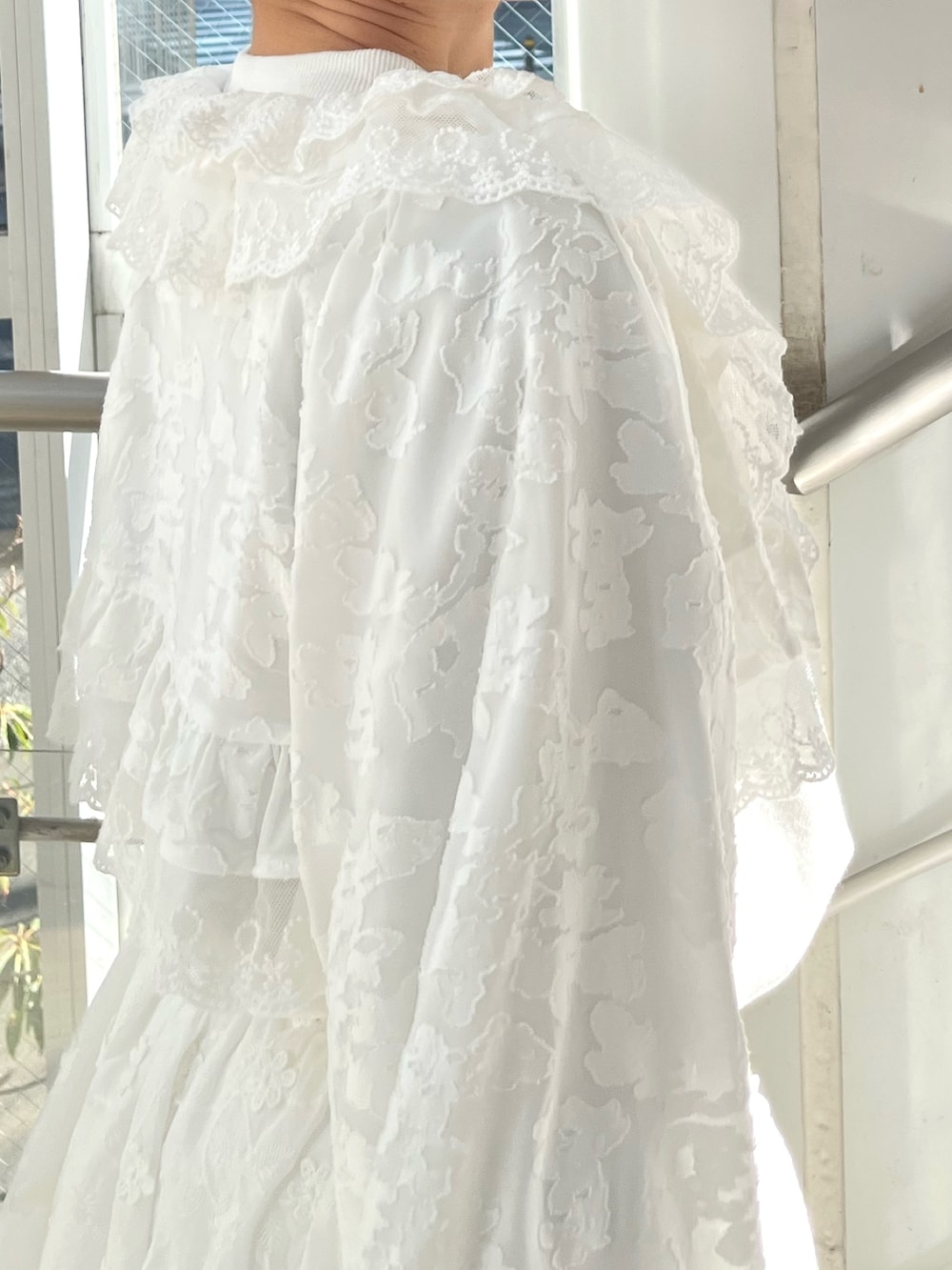 ホワイト系のスウェット、ホワイト系のカーディガン/ボレロ、ホワイト系のスカートを着用したレディースの冬コーディネートの7枚目の写真