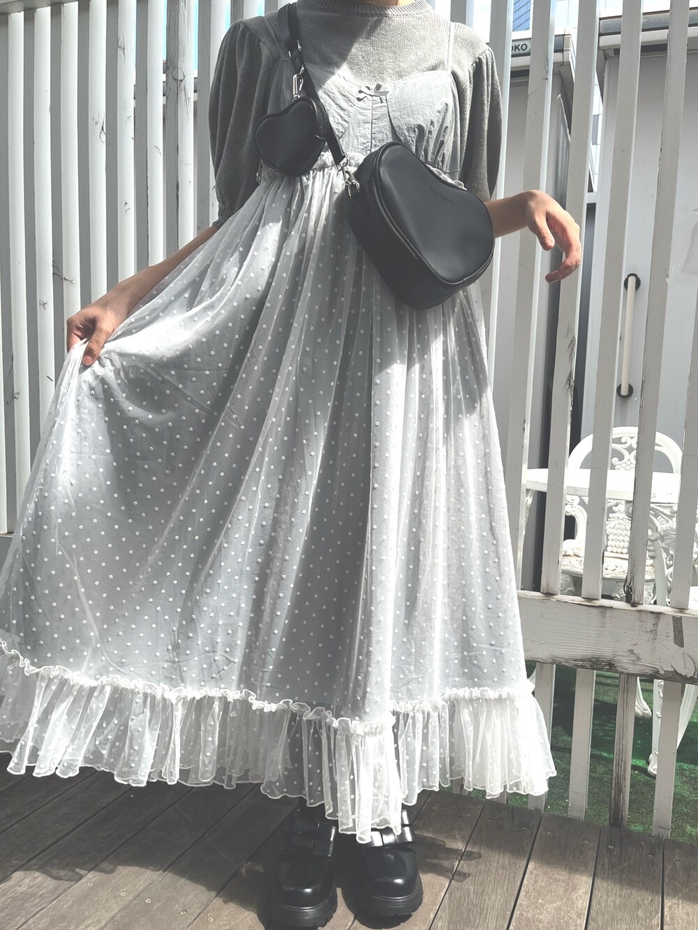 グレー系のワンピース、グレー系のニット/セーター、ブラック系のショルダーバッグを着用したレディースの秋コーディネートの9枚目の写真