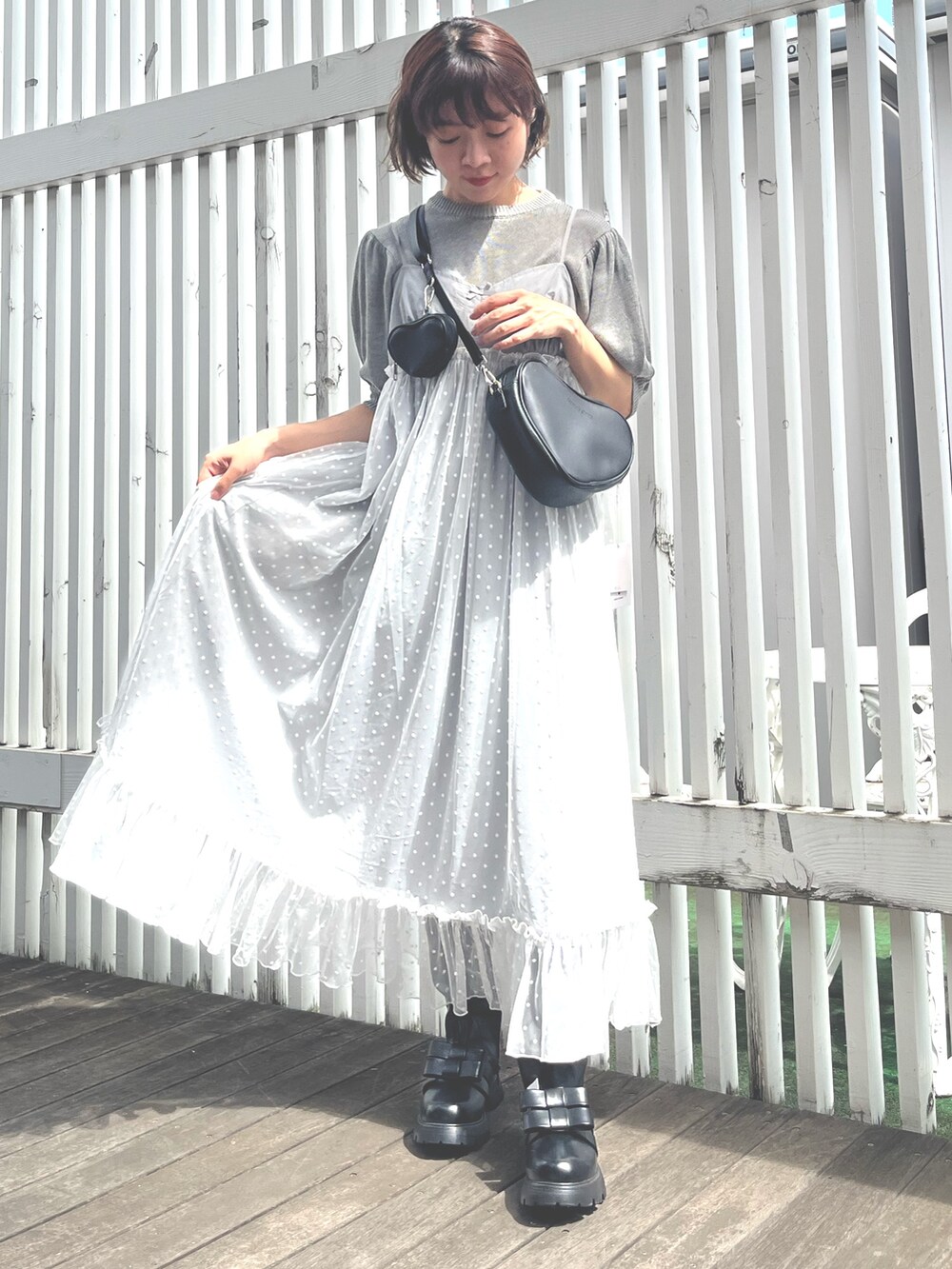 グレー系のワンピース、グレー系のニット/セーター、ブラック系のショルダーバッグを着用したレディースの秋コーディネートの2枚目の写真