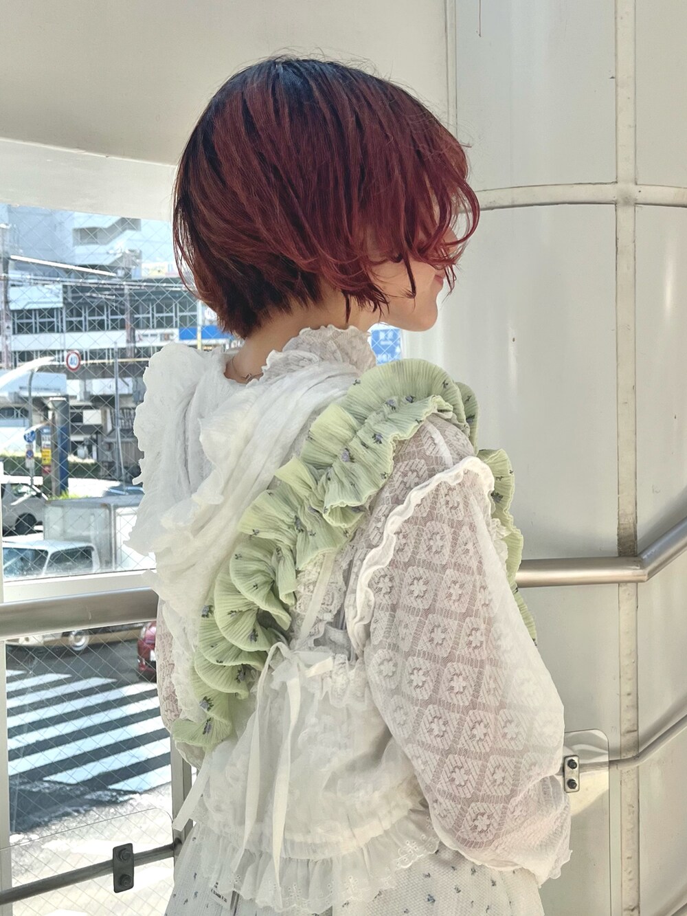 グリーン系のショルダーバッグ、ホワイト系のTシャツ/カットソー、ホワイト系のシャツ/ブラウスを着用したレディースの秋コーディネートの7枚目の写真