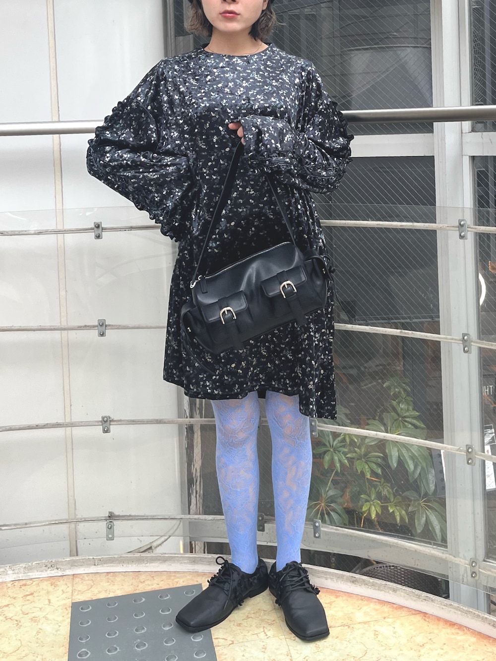 ブラック系のワンピース、ブラック系のショルダーバッグ、ブラック系のローファーを着用したレディースの秋コーディネートの2枚目の写真