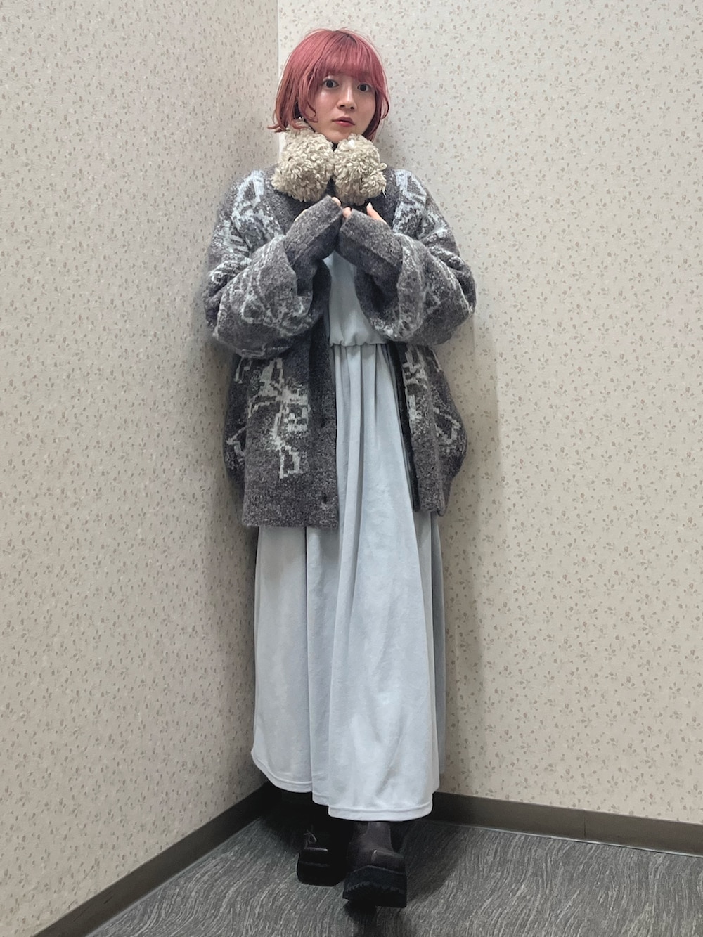 ホワイト系のニット/セーター、ブルー系のワンピース、ブラウン系のカーディガン/ボレロを着用したレディースの秋コーディネートの2枚目の写真