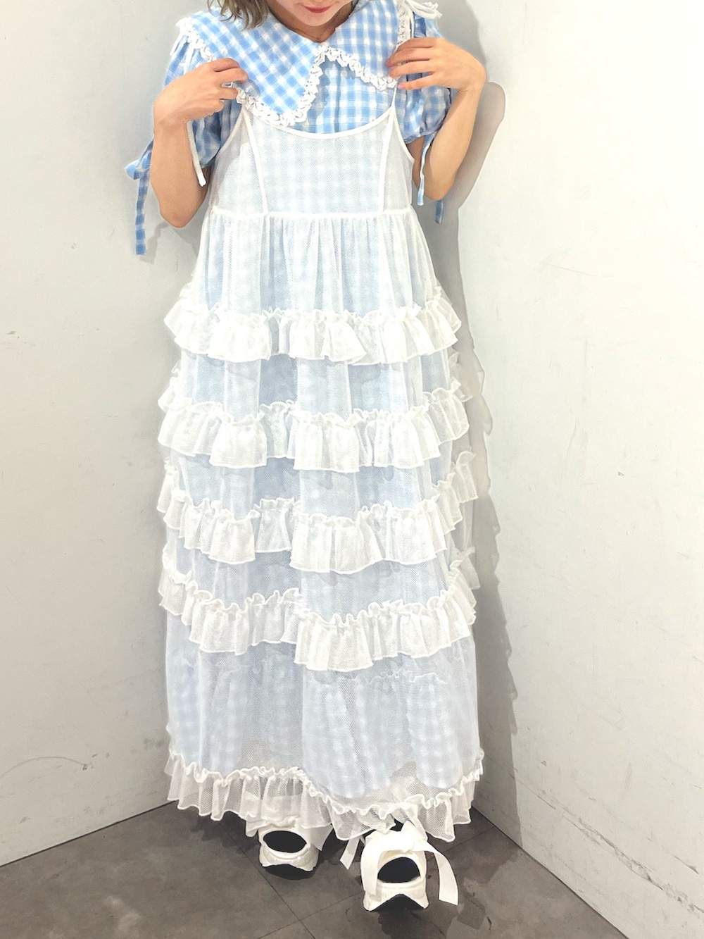 ホワイト系のワンピース、ブルー系のワンピース、ホワイト系のサンダルを着用したレディースの春コーディネートの2枚目の写真