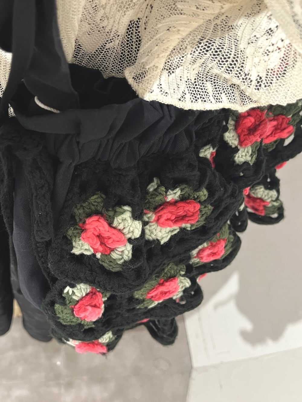 ホワイト系のシャツ/ブラウス、ブラック系のワンピース、ホワイト系のTシャツ/カットソーを着用したレディースの秋コーディネートの9枚目の写真