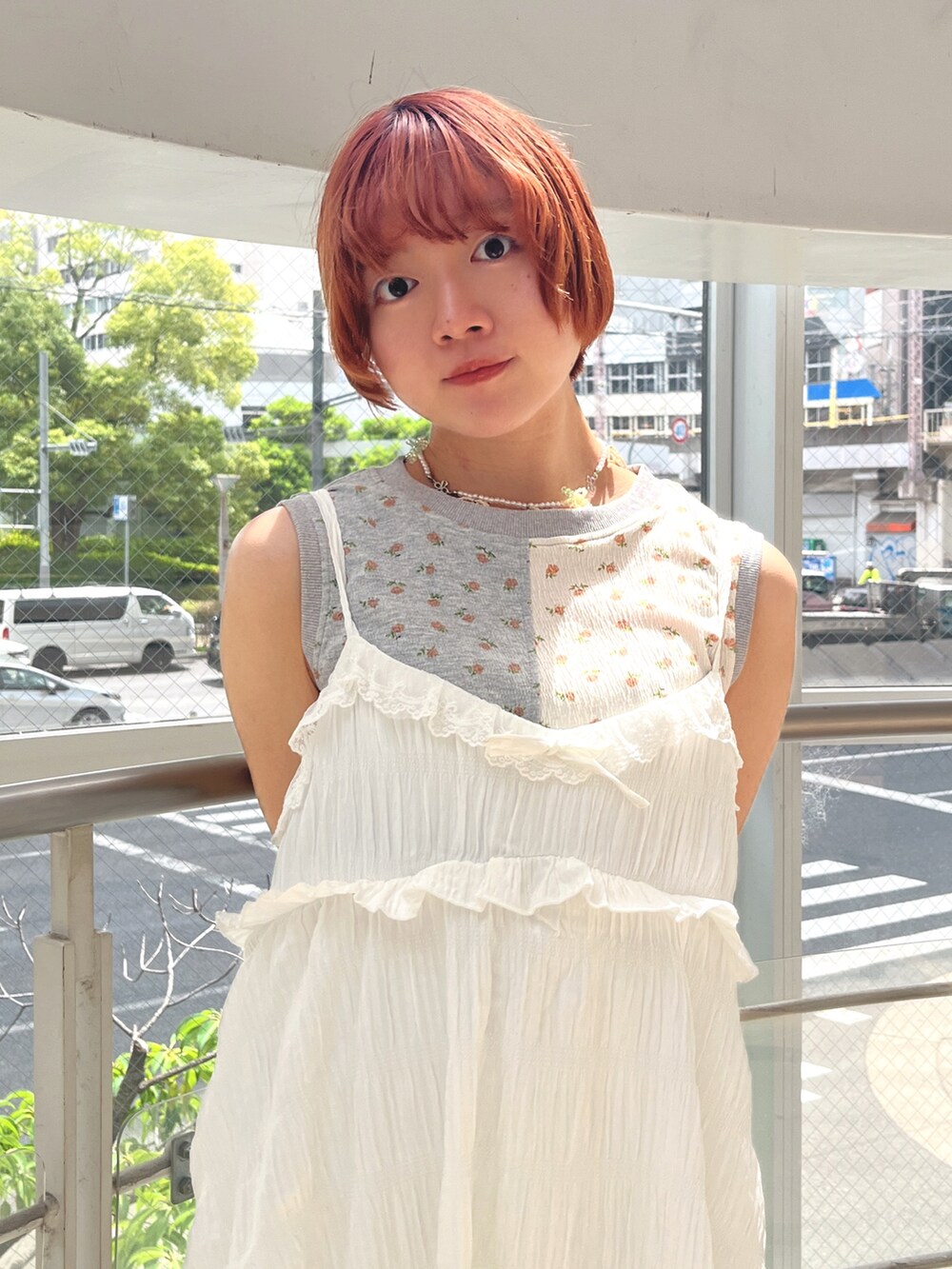 ホワイト系のワンピース、グレー系のタンクトップ、ホワイト系のスニーカーを着用したレディースの春コーディネートの5枚目の写真