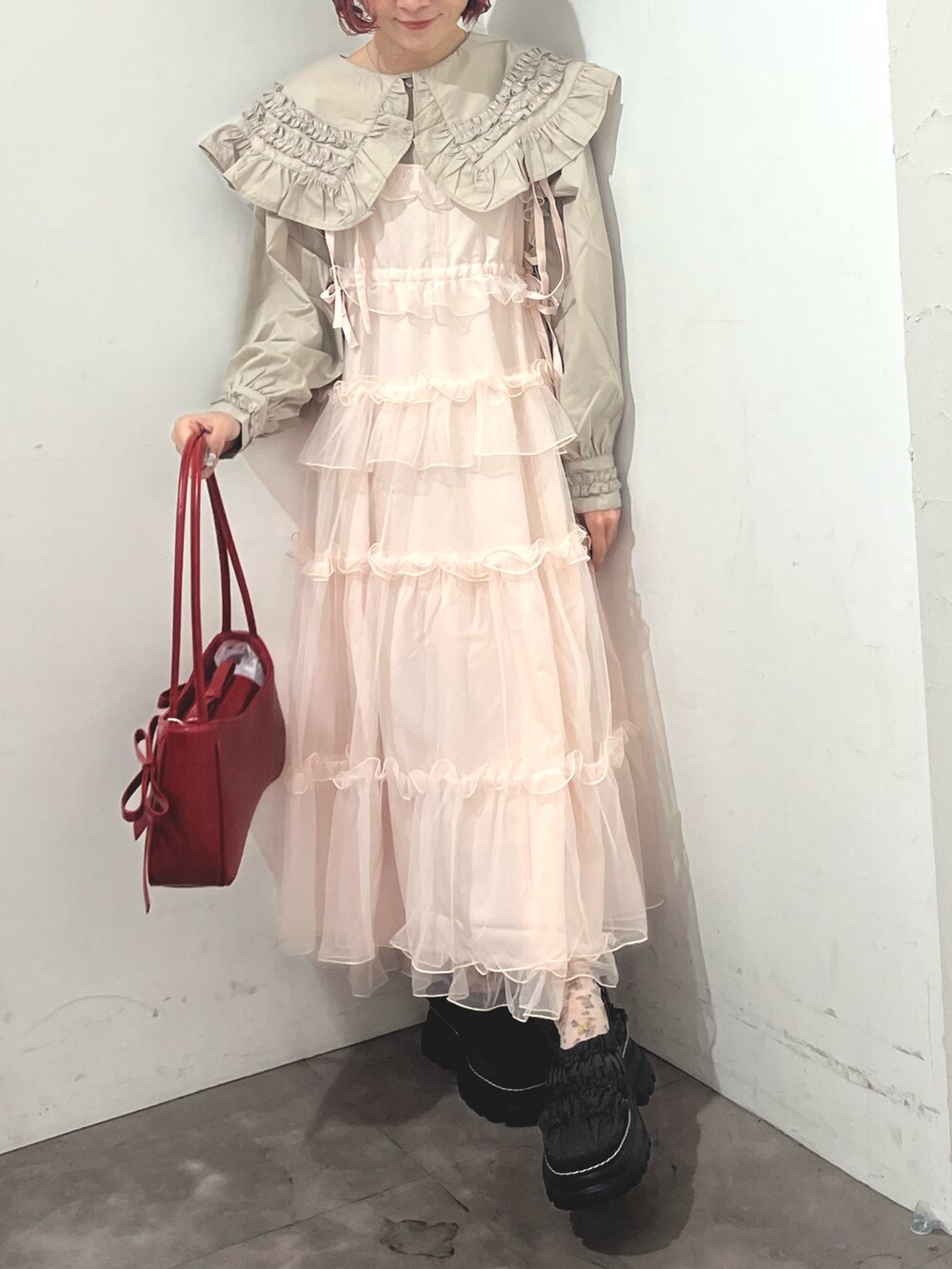 ベージュ系のシャツ/ブラウス、ピンク系のワンピース、レッド系のハンドバッグを着用したレディースの秋コーディネートの10枚目の写真