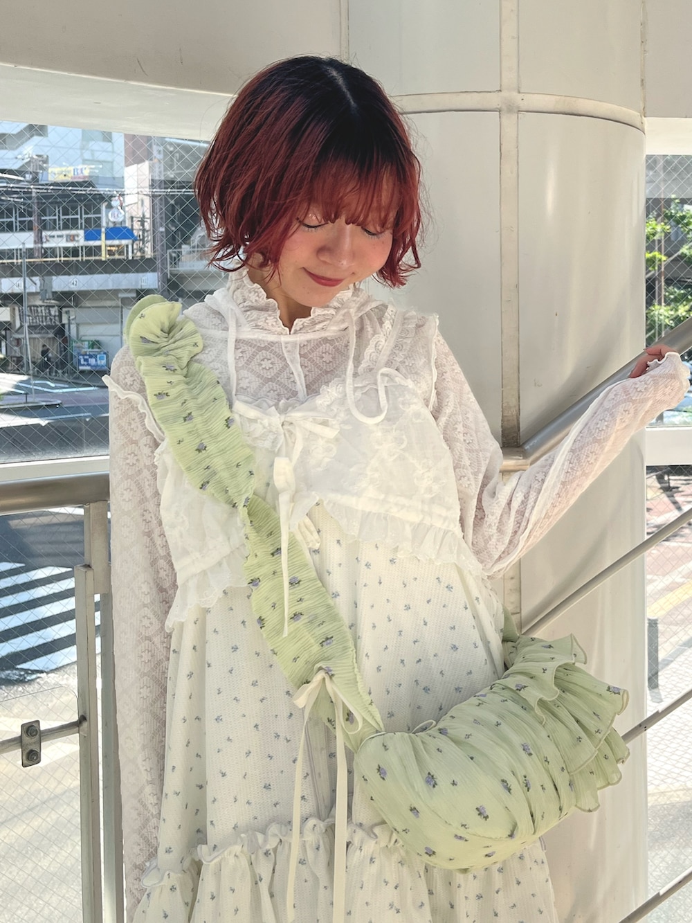 グリーン系のショルダーバッグ、ホワイト系のTシャツ/カットソー、ホワイト系のシャツ/ブラウスを着用したレディースの秋コーディネートの6枚目の写真