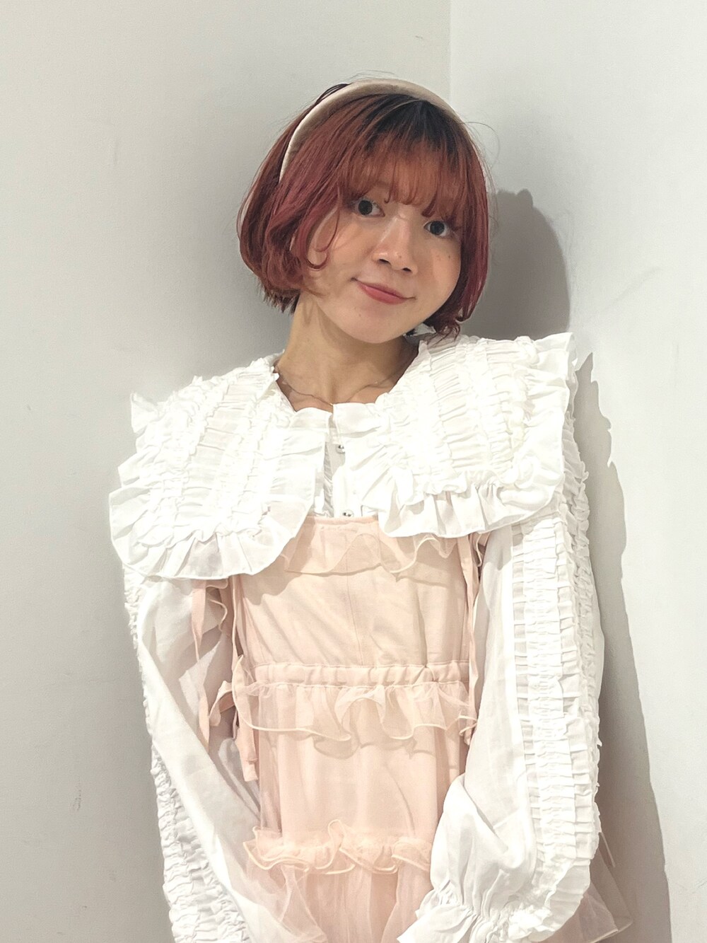 ホワイト系のシャツ/ブラウス、ピンク系のワンピース、レッド系のハンドバッグを着用したレディースの秋コーディネートの8枚目の写真