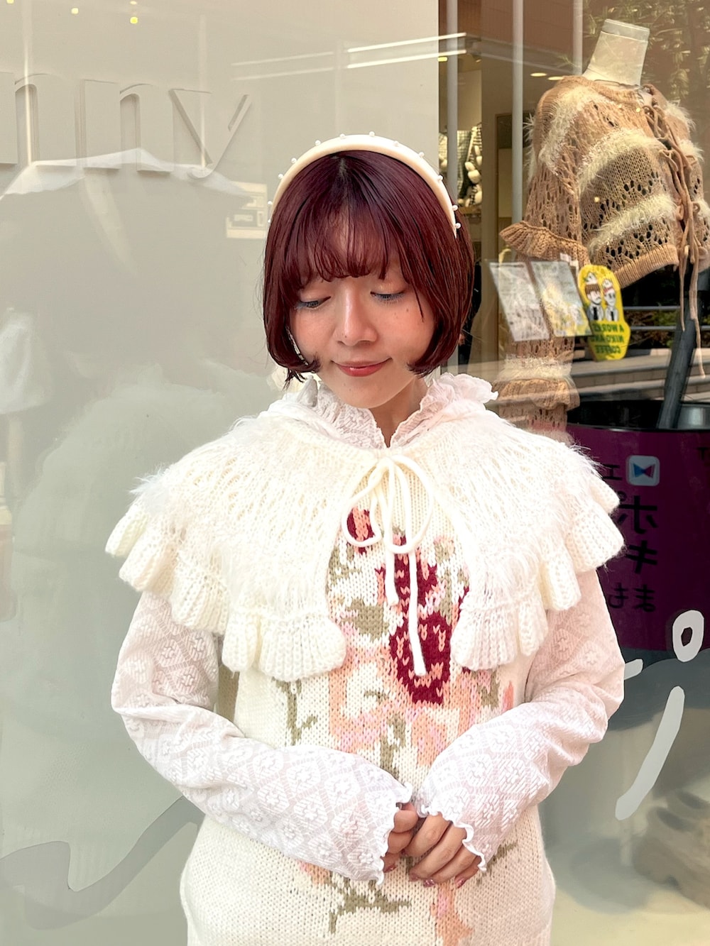 ホワイト系のベスト、ホワイト系のTシャツ/カットソー、ブラウン系のスカートを着用したレディースの秋コーディネートの6枚目の写真