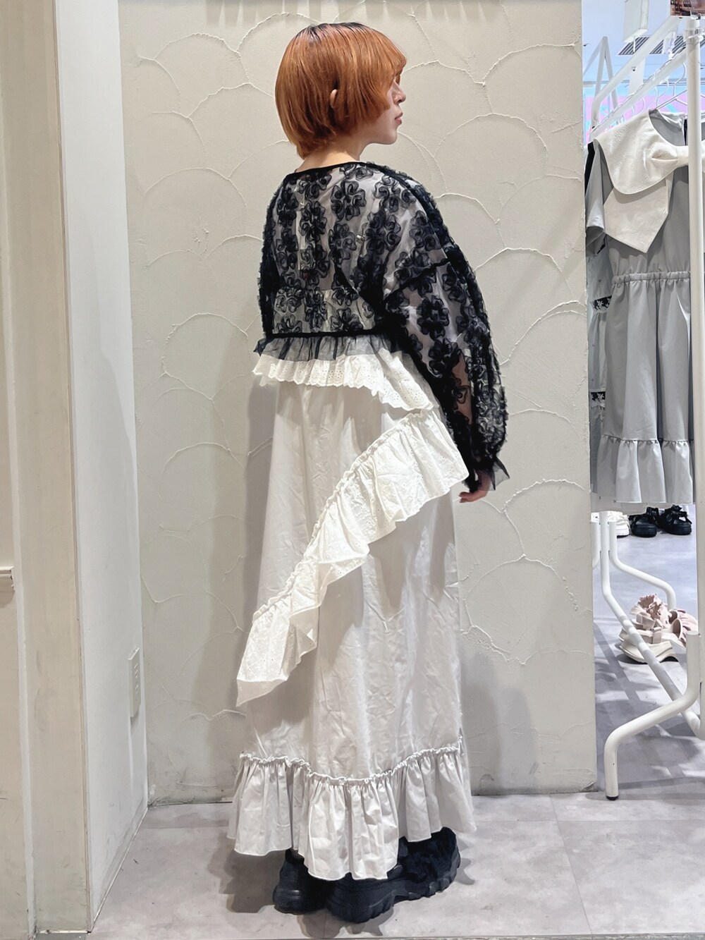 グレー系のワンピース、パープル系のTシャツ/カットソー、ブラック系のシャツ/ブラウスを着用したレディースの夏コーディネートの3枚目の写真