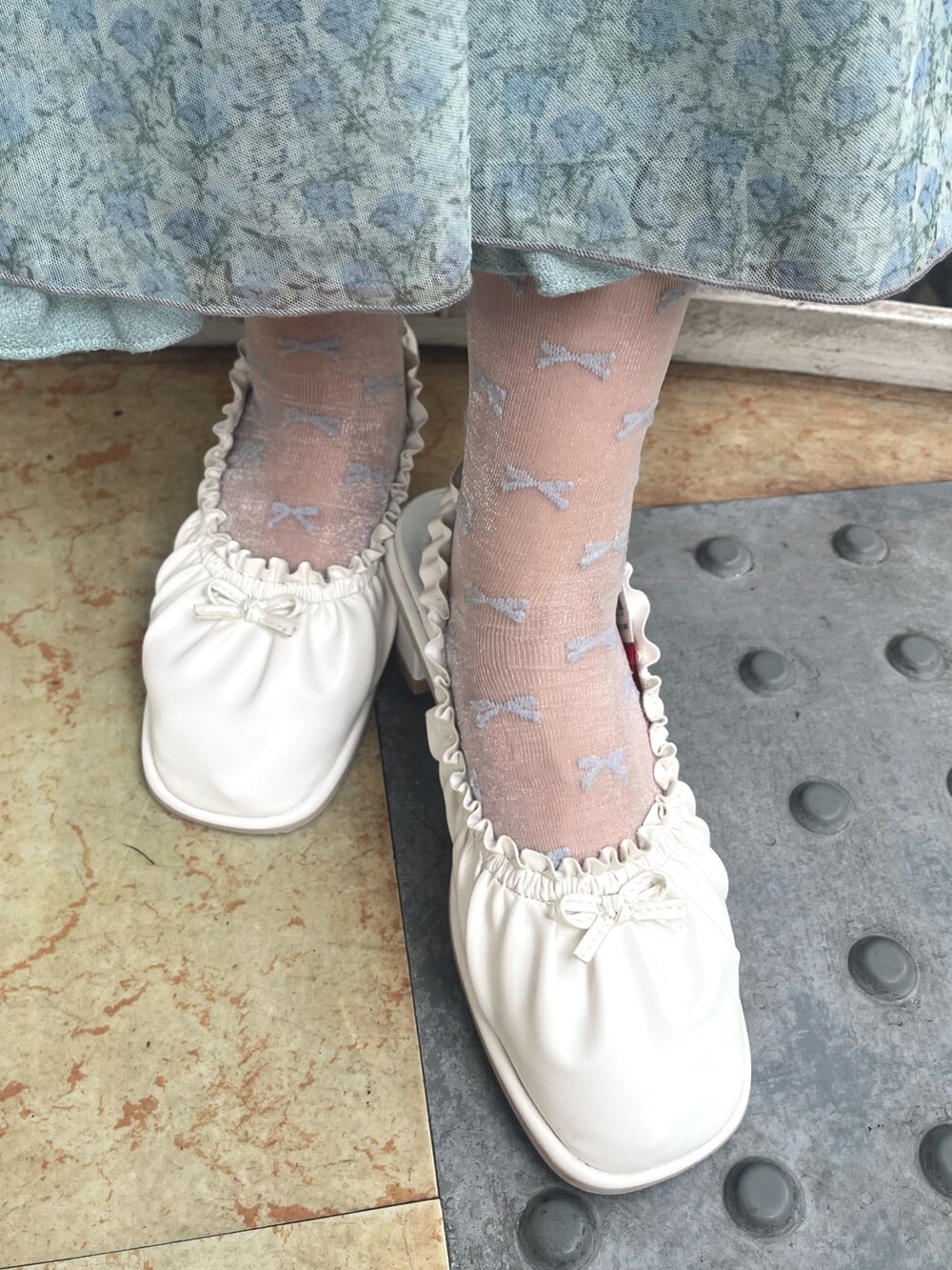 ホワイト系のショルダーバッグ、ブルー系のワンピース、グリーン系のワンピースを着用したレディースの夏コーディネートの10枚目の写真