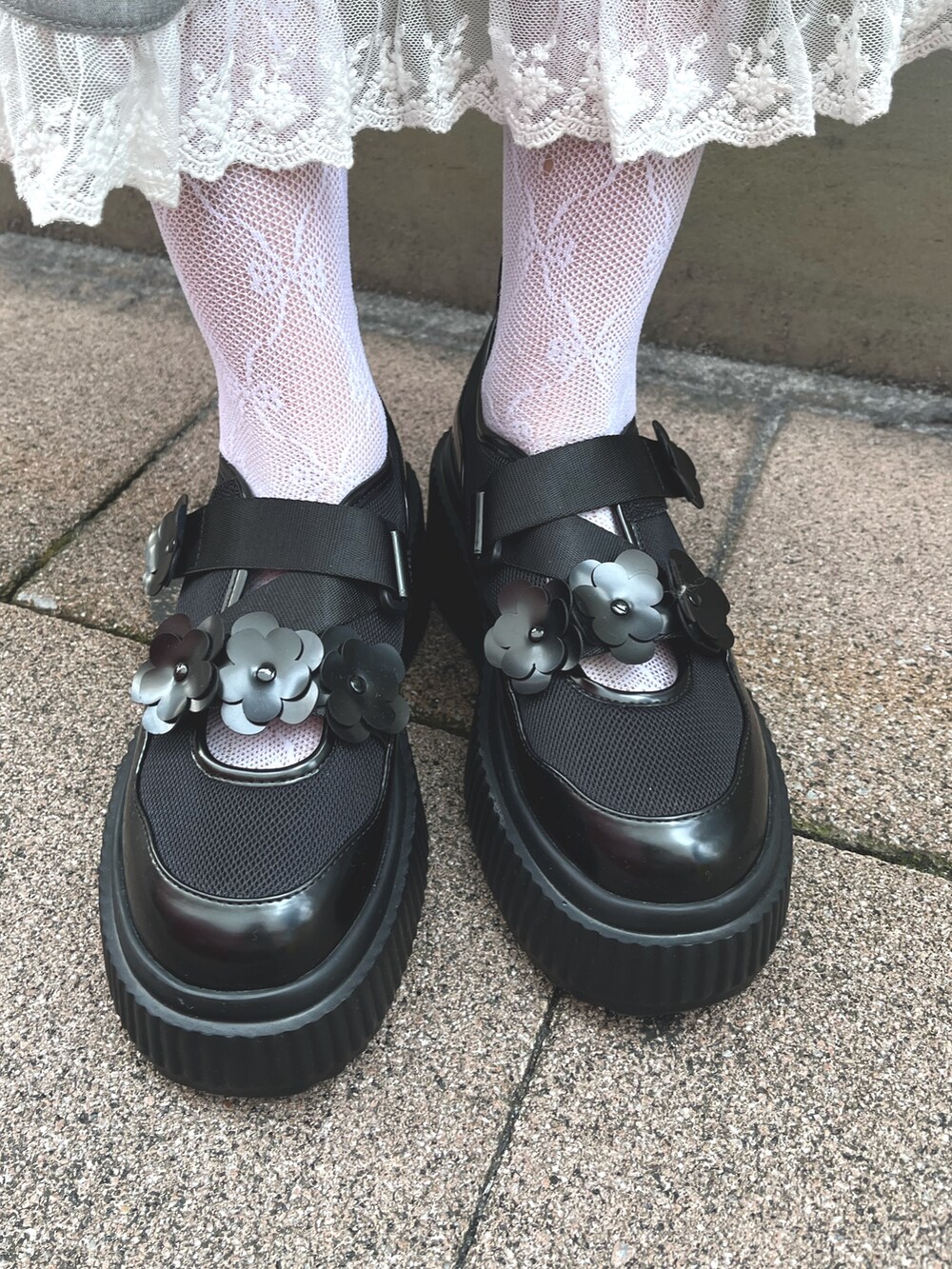 グレー系のスウェット、グレー系のスカート、ブラック系のスニーカーを着用したレディースの冬コーディネートの10枚目の写真