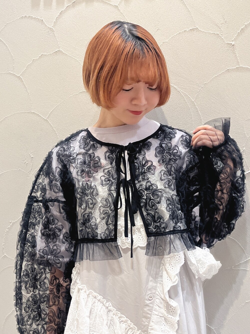 グレー系のワンピース、パープル系のTシャツ/カットソー、ブラック系のシャツ/ブラウスを着用したレディースの夏コーディネートの6枚目の写真