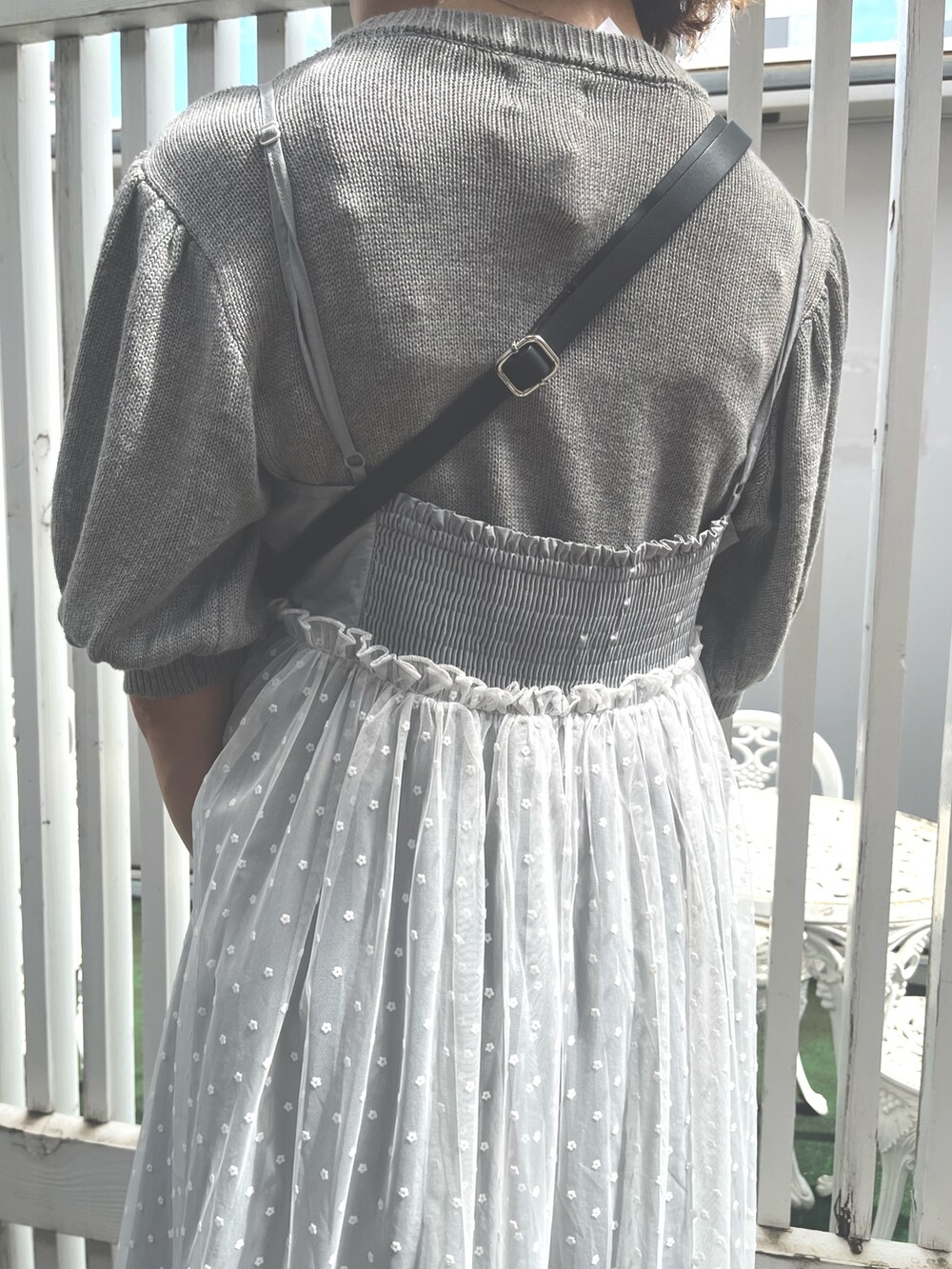 グレー系のワンピース、グレー系のニット/セーター、ブラック系のショルダーバッグを着用したレディースの秋コーディネートの8枚目の写真